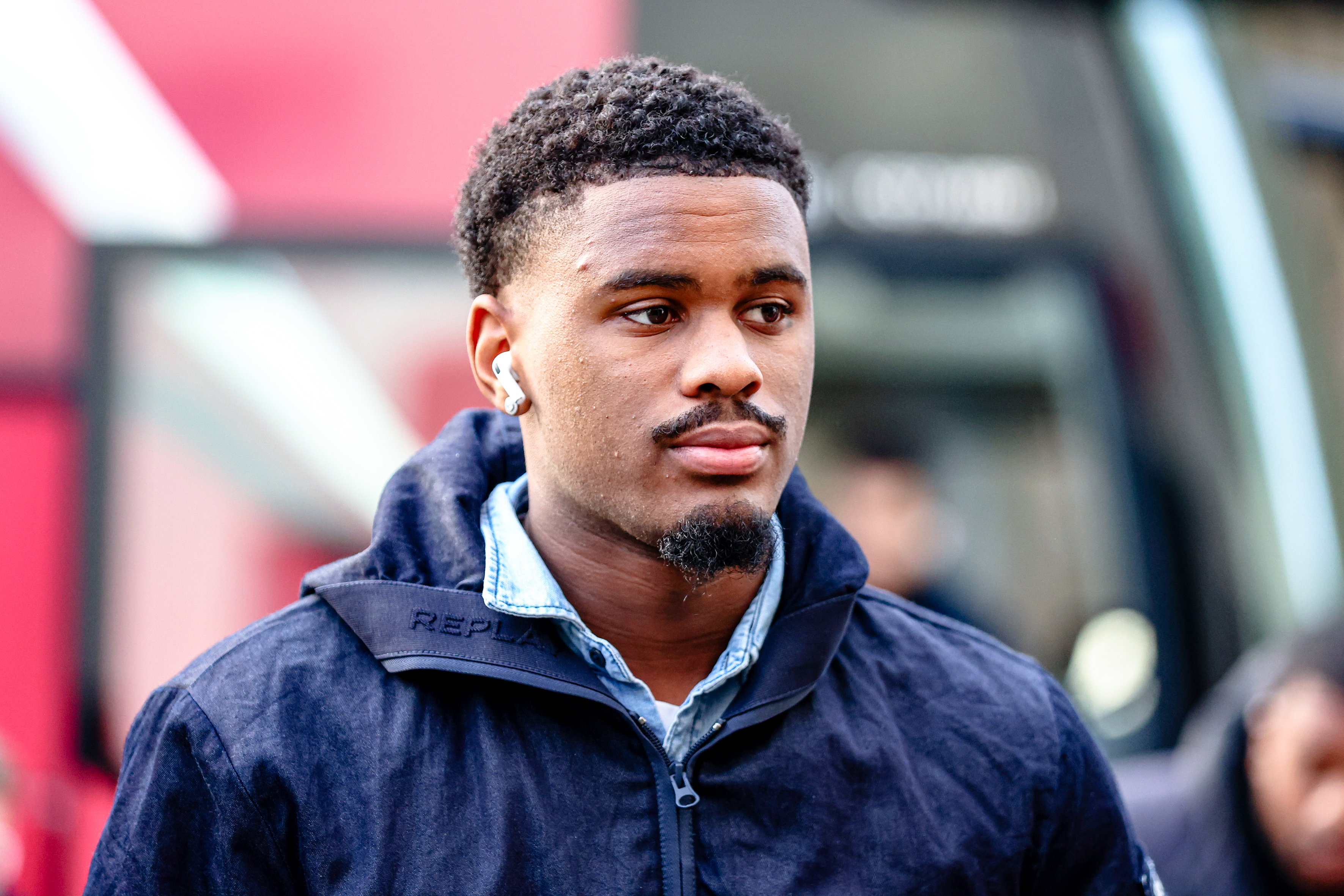 Jorrel Hato bij de spelersbus van Ajax