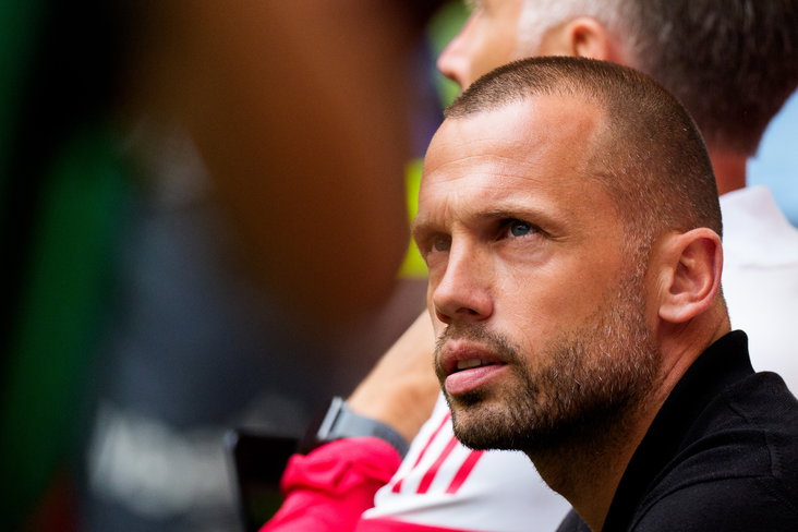 John Heitinga kijkt rond in de Johan Cruijff Arena