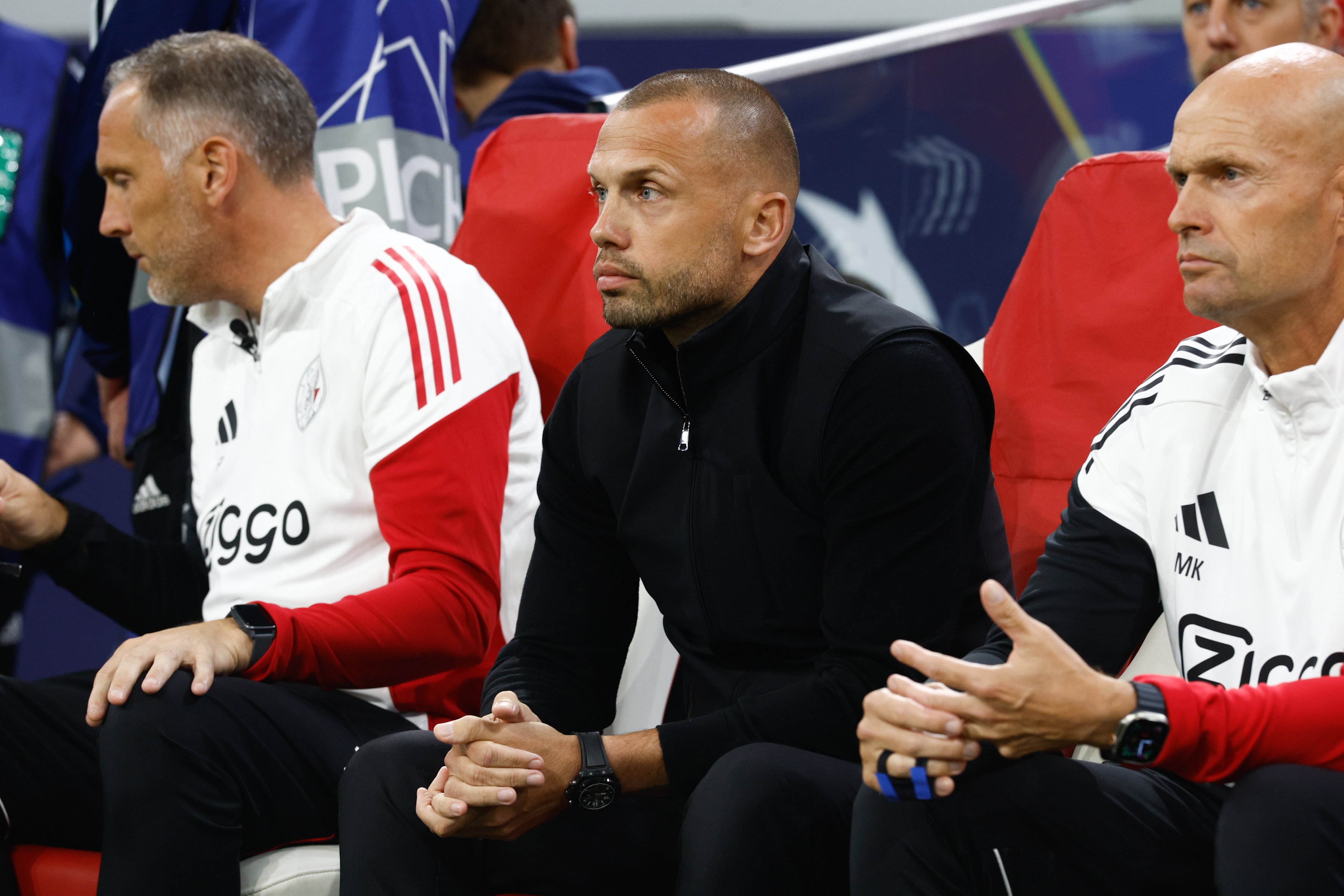 John Heitinga zit op bank naast Marcel Keizer