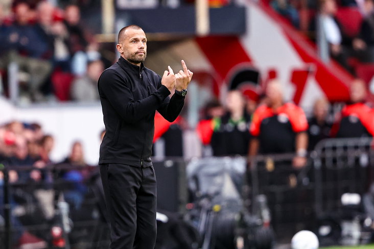 John Heitinga geeft aanwijzingen in de Arena