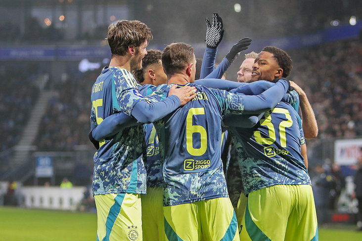 Chuba Akpom wordt gefeliciteerd met zijn goal in Heerenveen