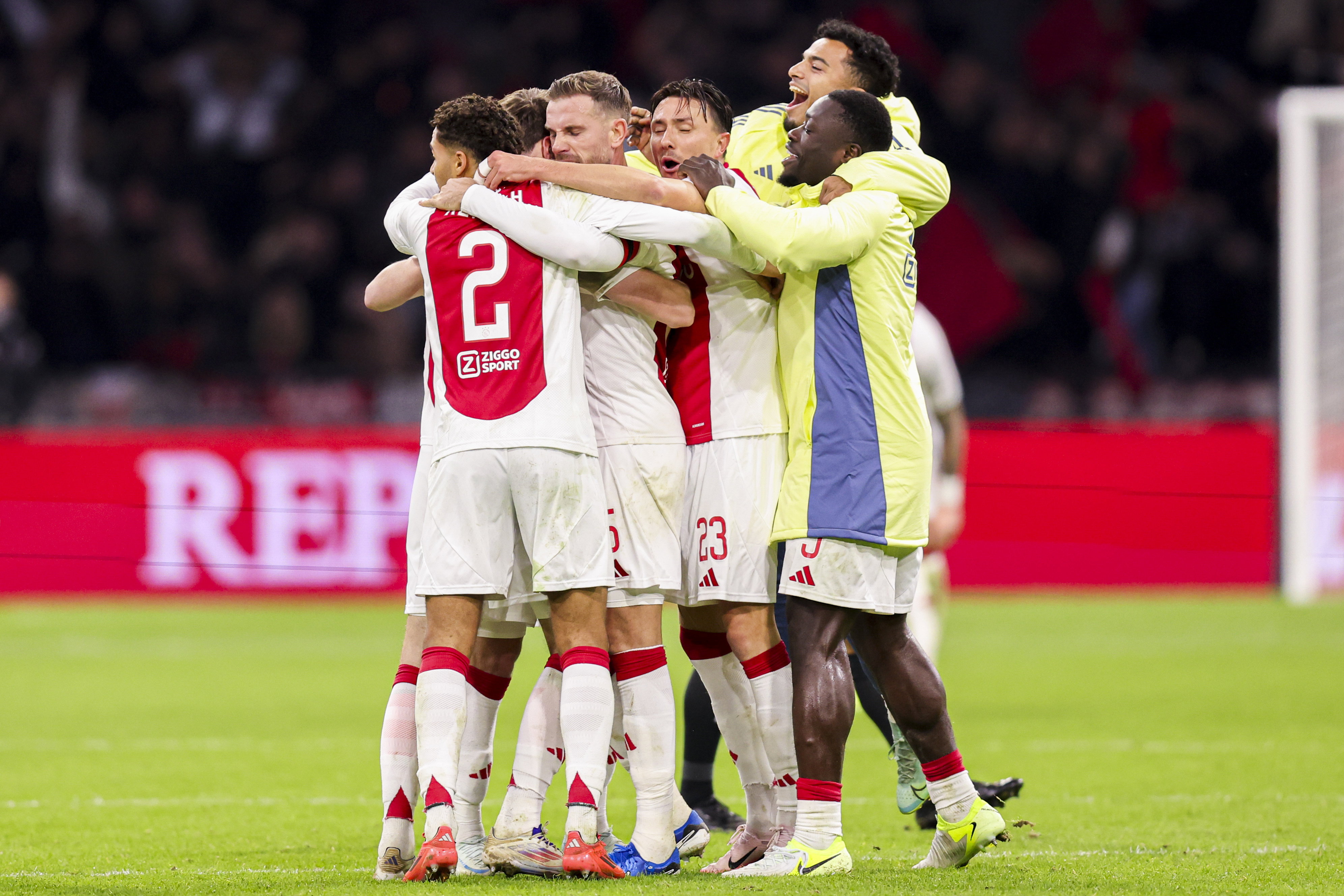 Rensch, Henderson, Berghuis, Brobbey en Wijndal (Ajax) juichen