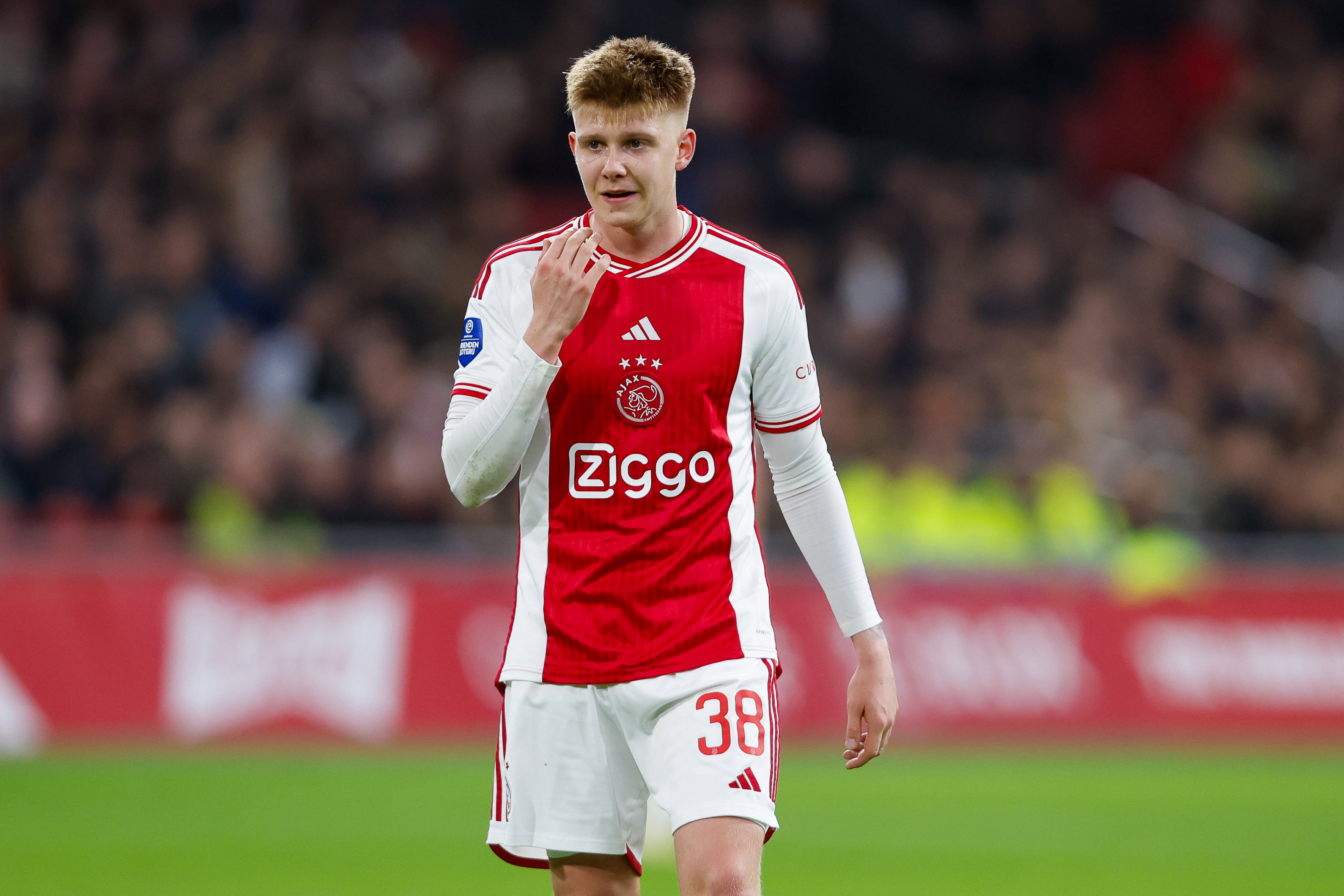 Kristian Hlynsson (Ajax) met nummer 38 in de Johan Cruijff Arena