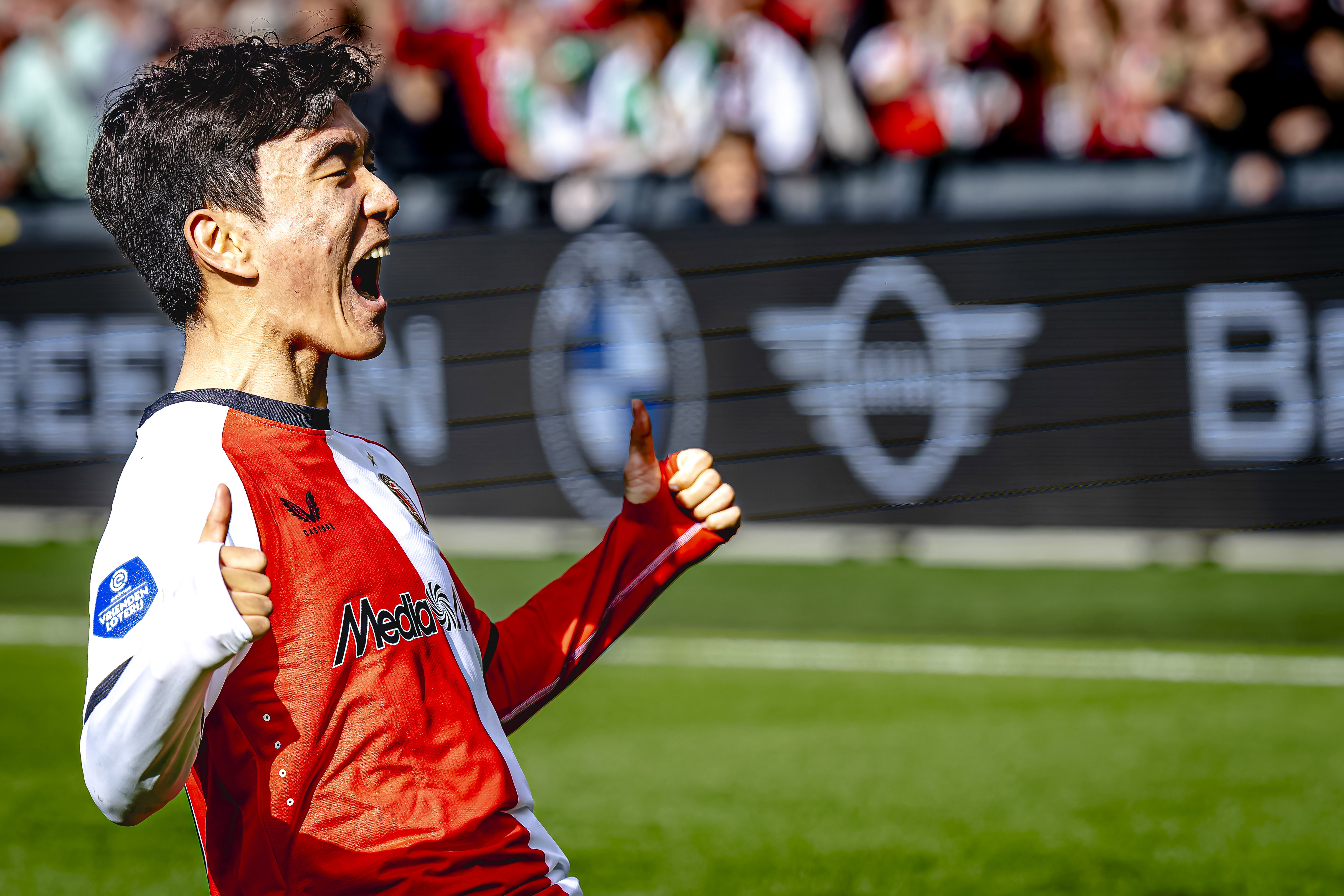 Hwang juicht na zijn goal in De Kuip tegen FC Twente
