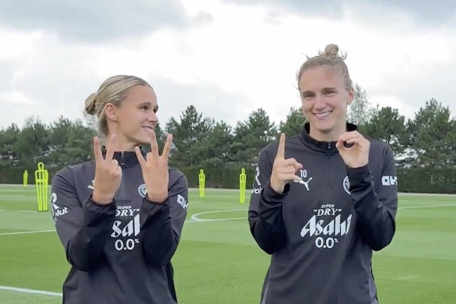 Kerstin Casparij en Vivianne Miedema beelden 'VIV 10' uit