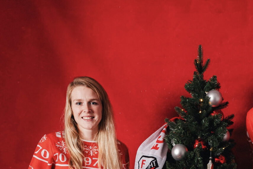 Merel Bormans in de nieuwe kersttrui van FC Utrecht