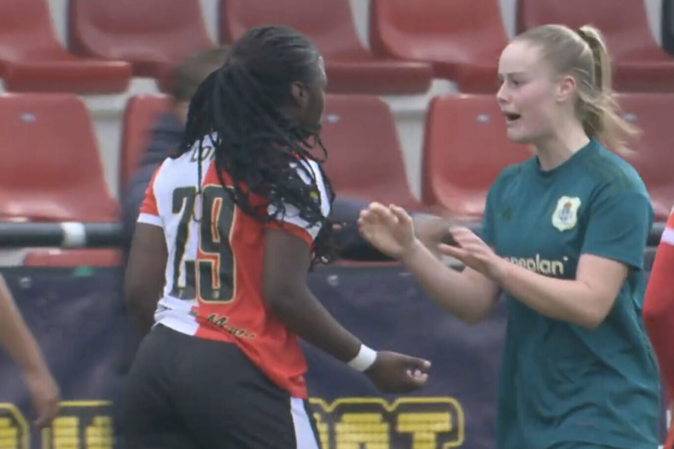 Een opstootje tussen Dechamaily Lont (Feyenoord) en Sanne Davelaar (PEC Zwolle)