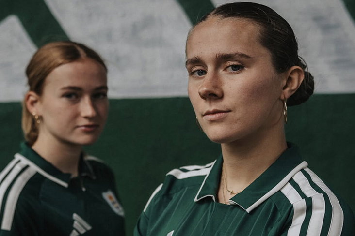 Mare Westerink en Hanna Huizenga in het nieuwe uitshirt van PEC Zwolle