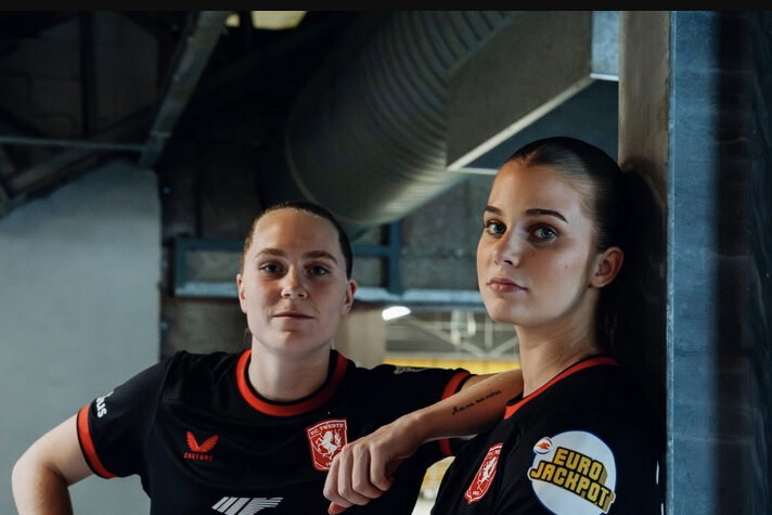 Katelyn Hendriks en Rose Ivens in het nieuwe uittenue van FC Twente