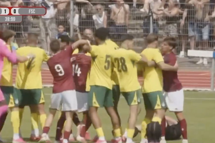 Een opstootje bij FC Metz - Fortuna Sittard, Mathilde Demoncay valt op de grond