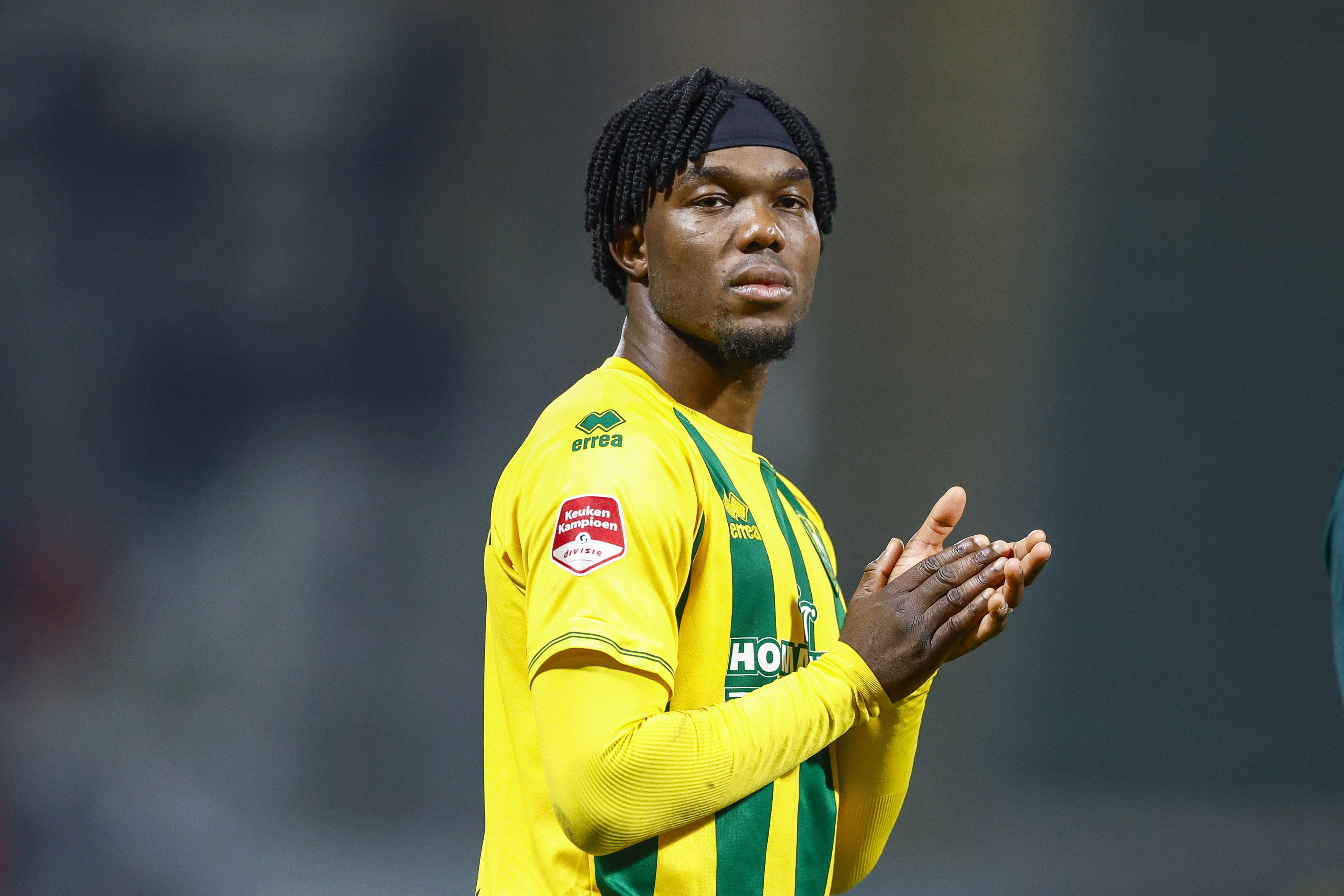 Joel Ideho bedankt de supporters van ADO