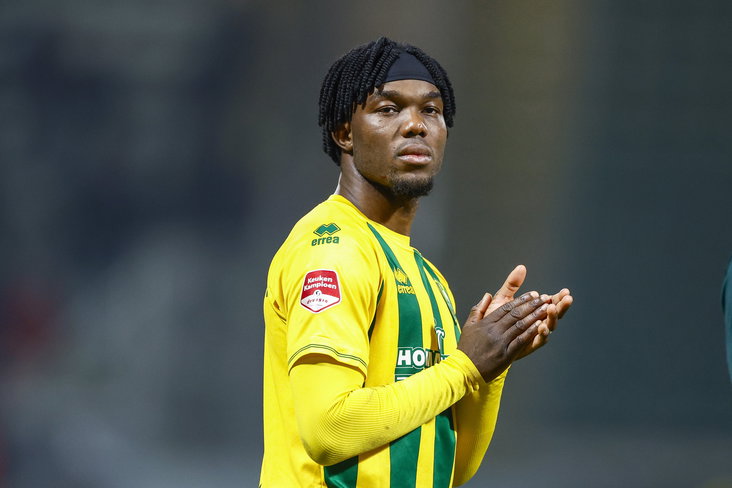 Joel Ideho bedankt de supporters van ADO