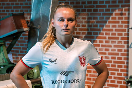 Jaimy Ravensbergen in het nieuwe uitshirt van FC Twente