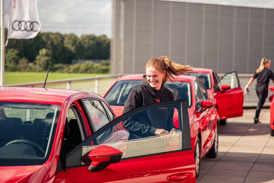 Liz Rijsbergen in haar nieuwe auto van Huiskes-Kokkeler