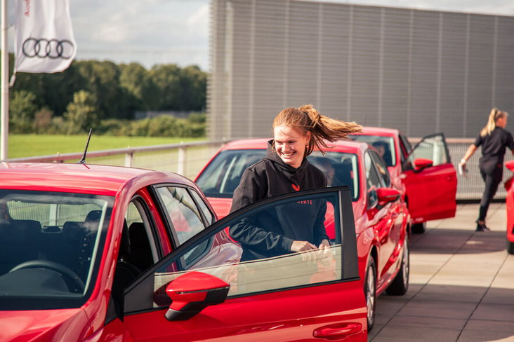 Liz Rijsbergen in haar nieuwe auto van Huiskes-Kokkeler