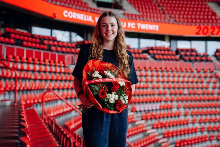 Cornelia Los tekent bij FC Twente