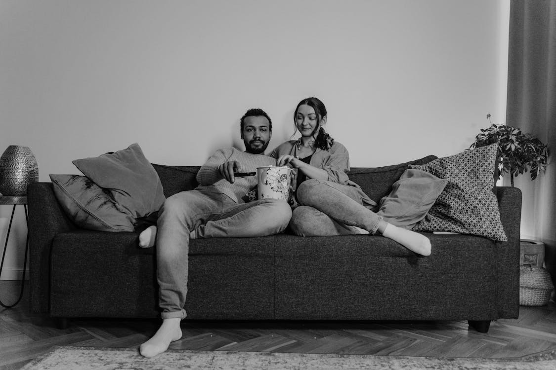 Stel kijkt televisie