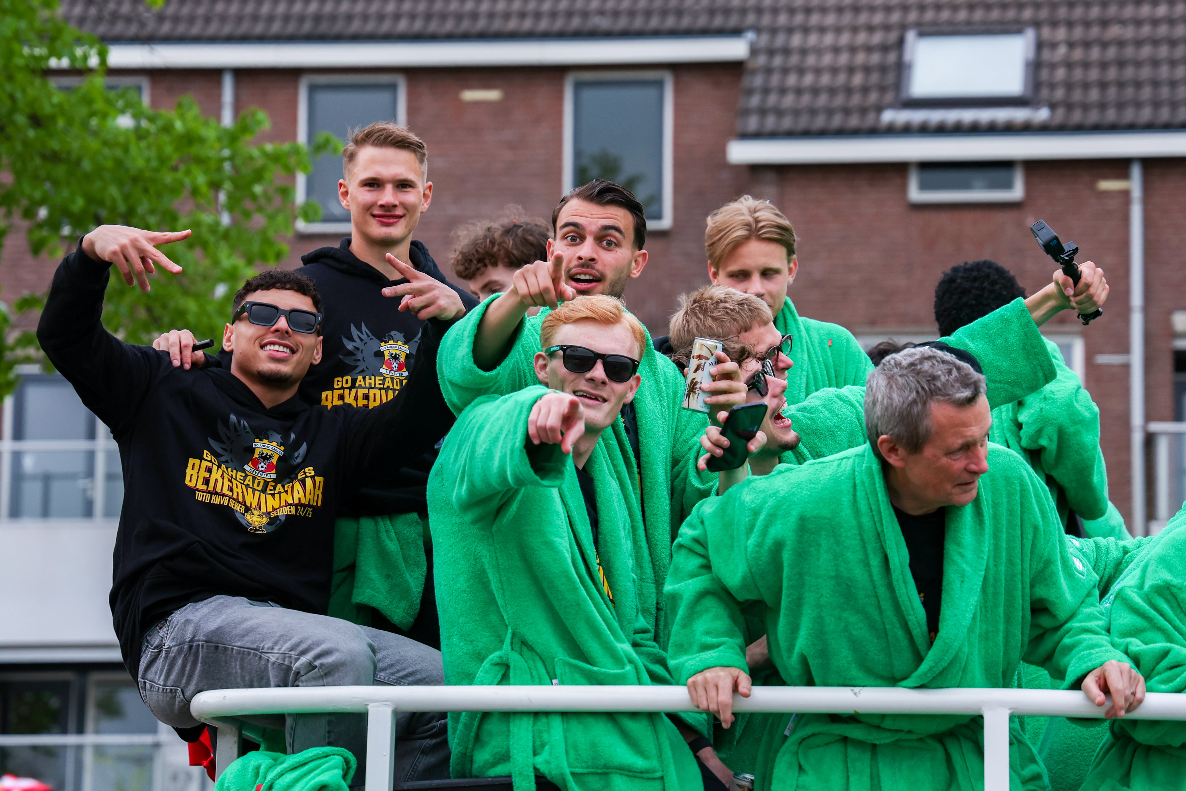 Dean James, Mathis Suray, Enric Llansana en Julius Dirksen vieren feest