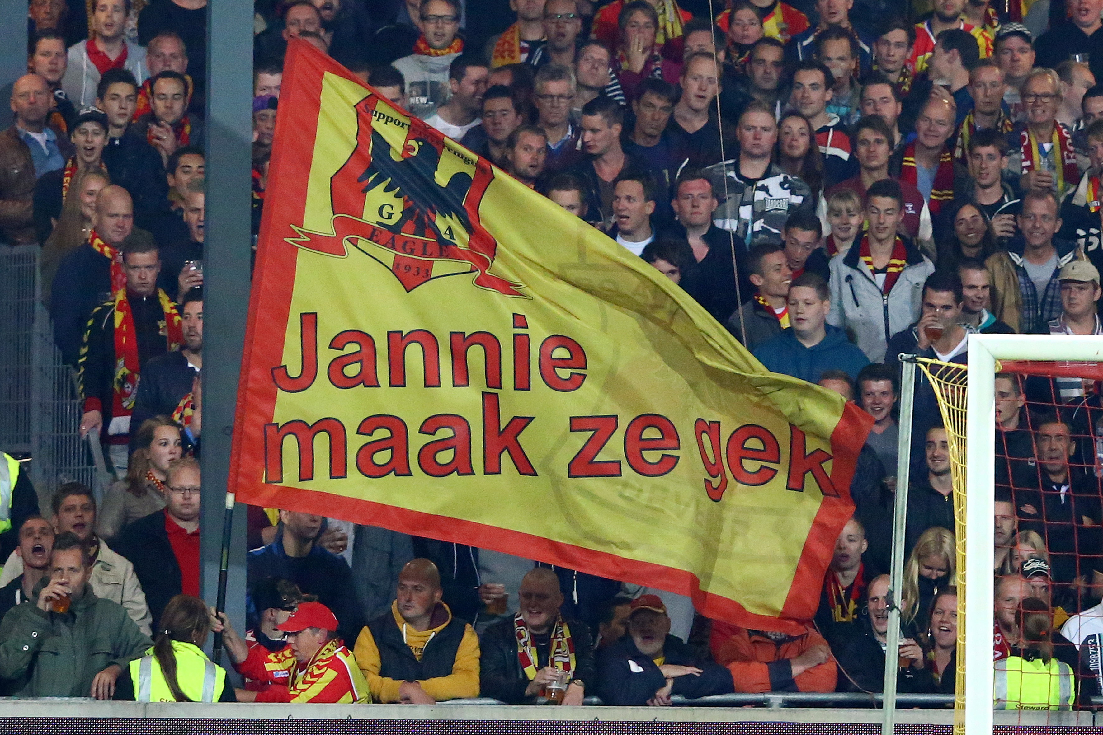 Go Ahead Eagles-fan Jannie met haar vlag