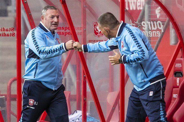 Ron Jans geeft een 'boks' aan Andries Ulderink