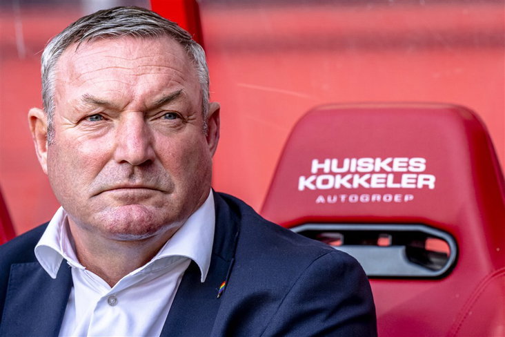 Ron Jans in de dug-out van FC Twente