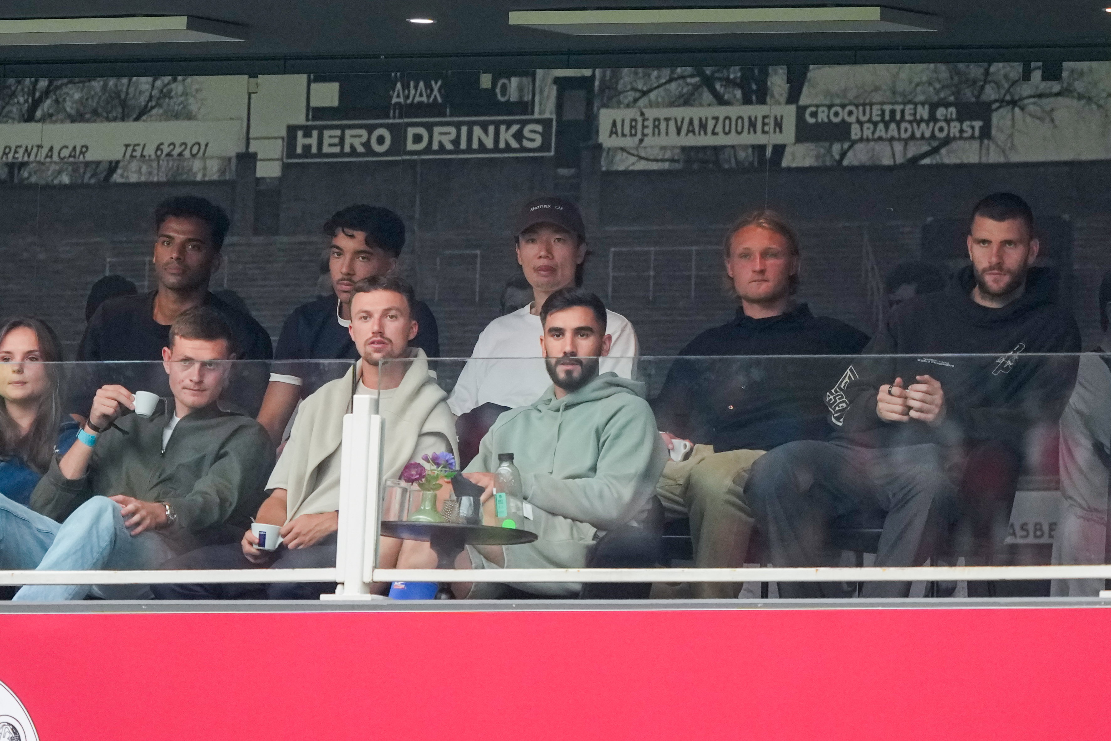 Ajax-spelers kijken toe bij een oefenduel in de Johan Cruijff Arena