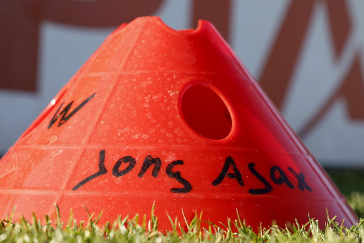 Shot tijdens de warming-up bij Jong Ajax