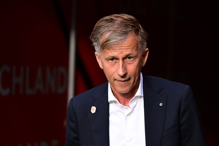 Andries Jonker bij een interland van de OranjeLeeuwinnen