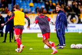 Herman Kamminga moedigt de spelers van Jong FC Utrecht aan