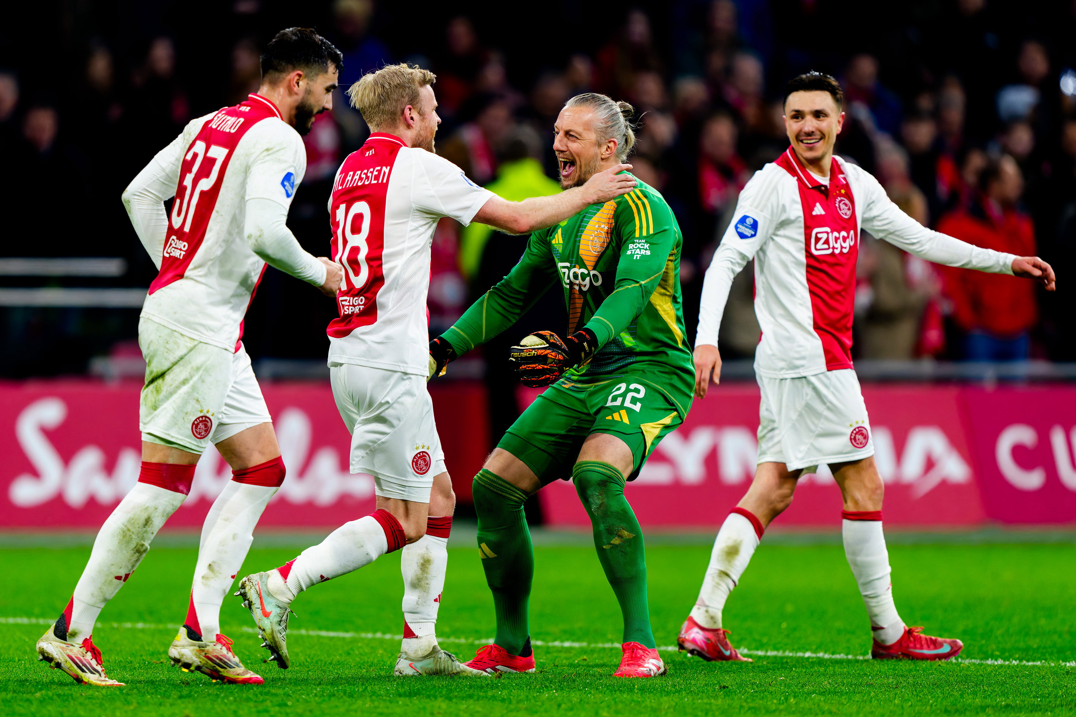 Davy Klaassen wordt gefeliciteerd met zijn 100e treffer
