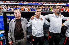 Ronald Koeman tijdens het volkslied van Nederland