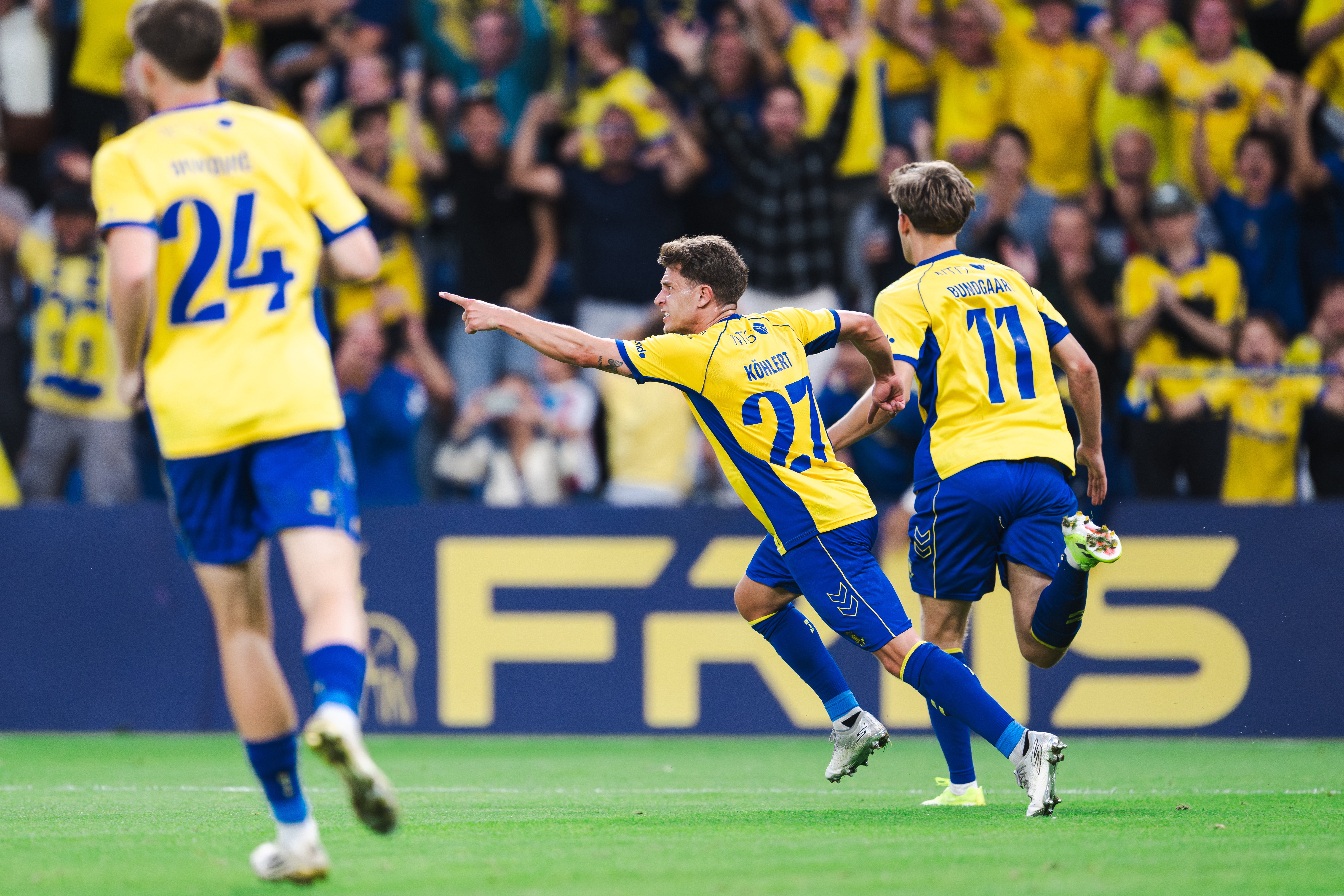 Mats Köhlert juicht na zijn assist