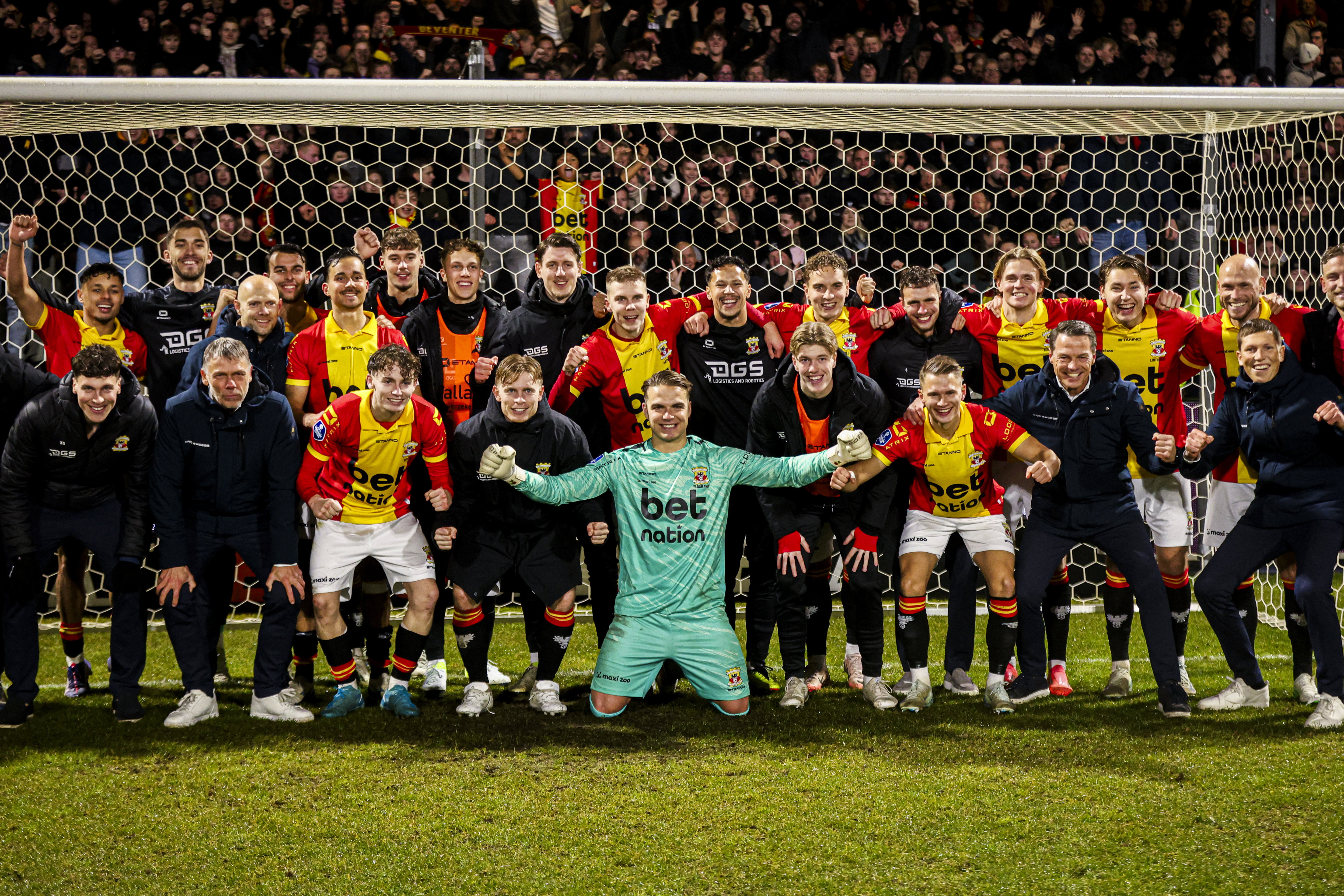 De spelers van Go Ahead Eagles vieren feest met de fans in de Adelaarhorst (Deventer)