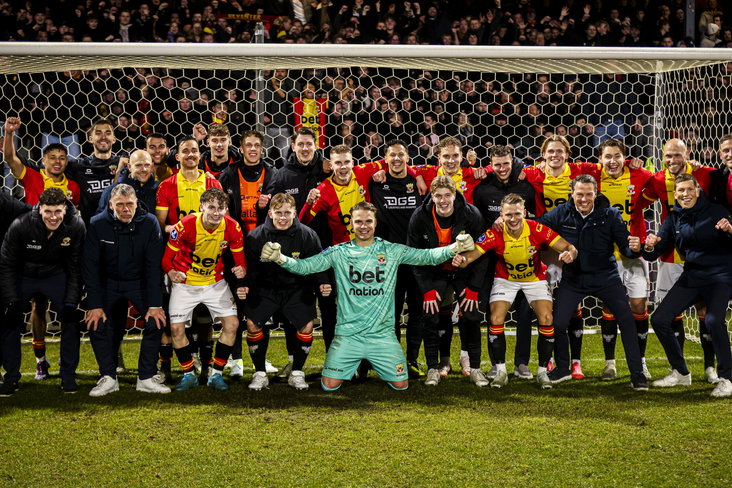 De spelers van Go Ahead Eagles vieren feest met de fans in de Adelaarhorst (Deventer)