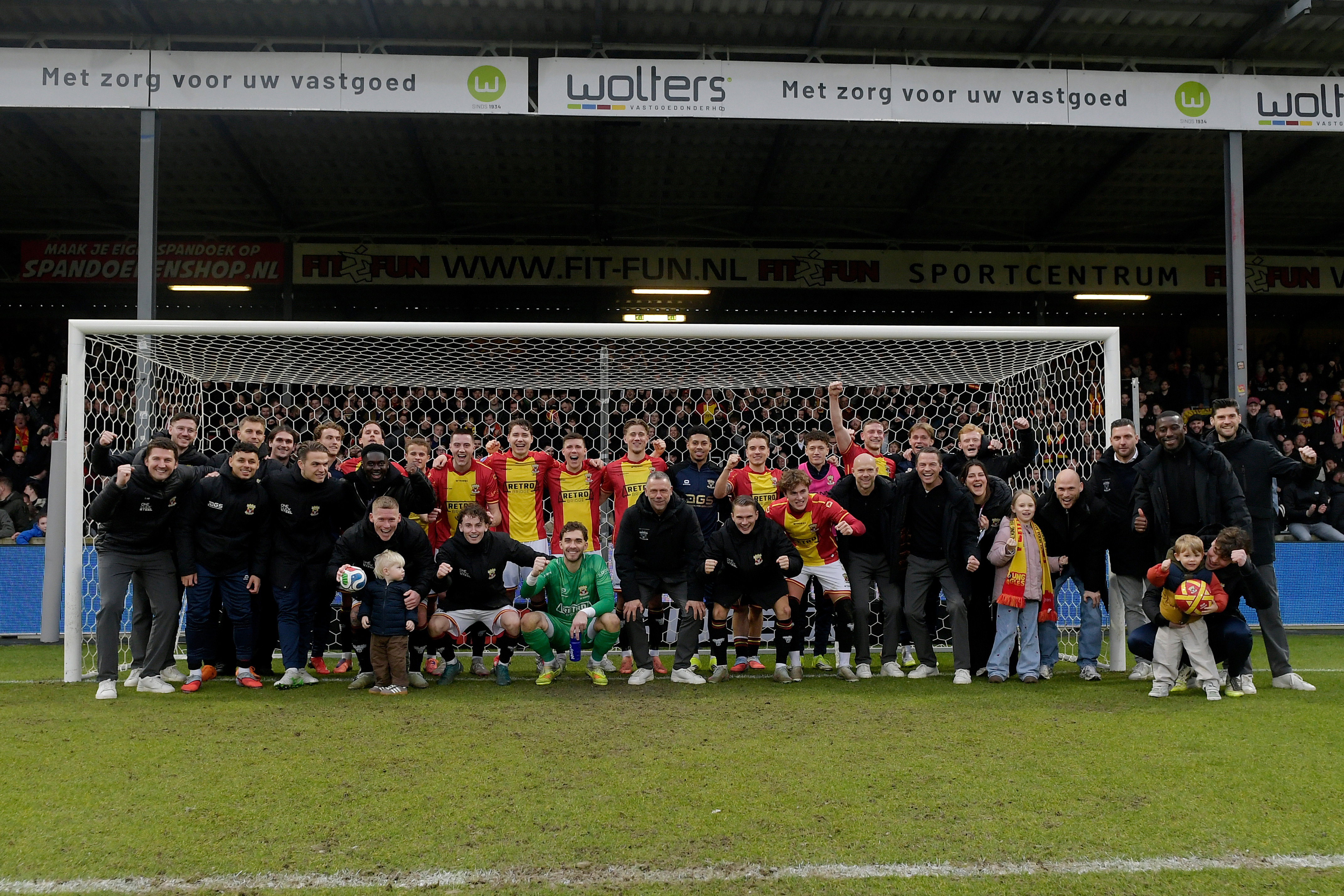 Go Ahead Eagles-spelers poseren na een zege