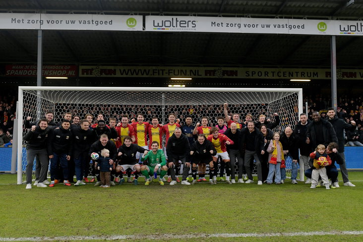 Go Ahead Eagles-spelers poseren na een zege