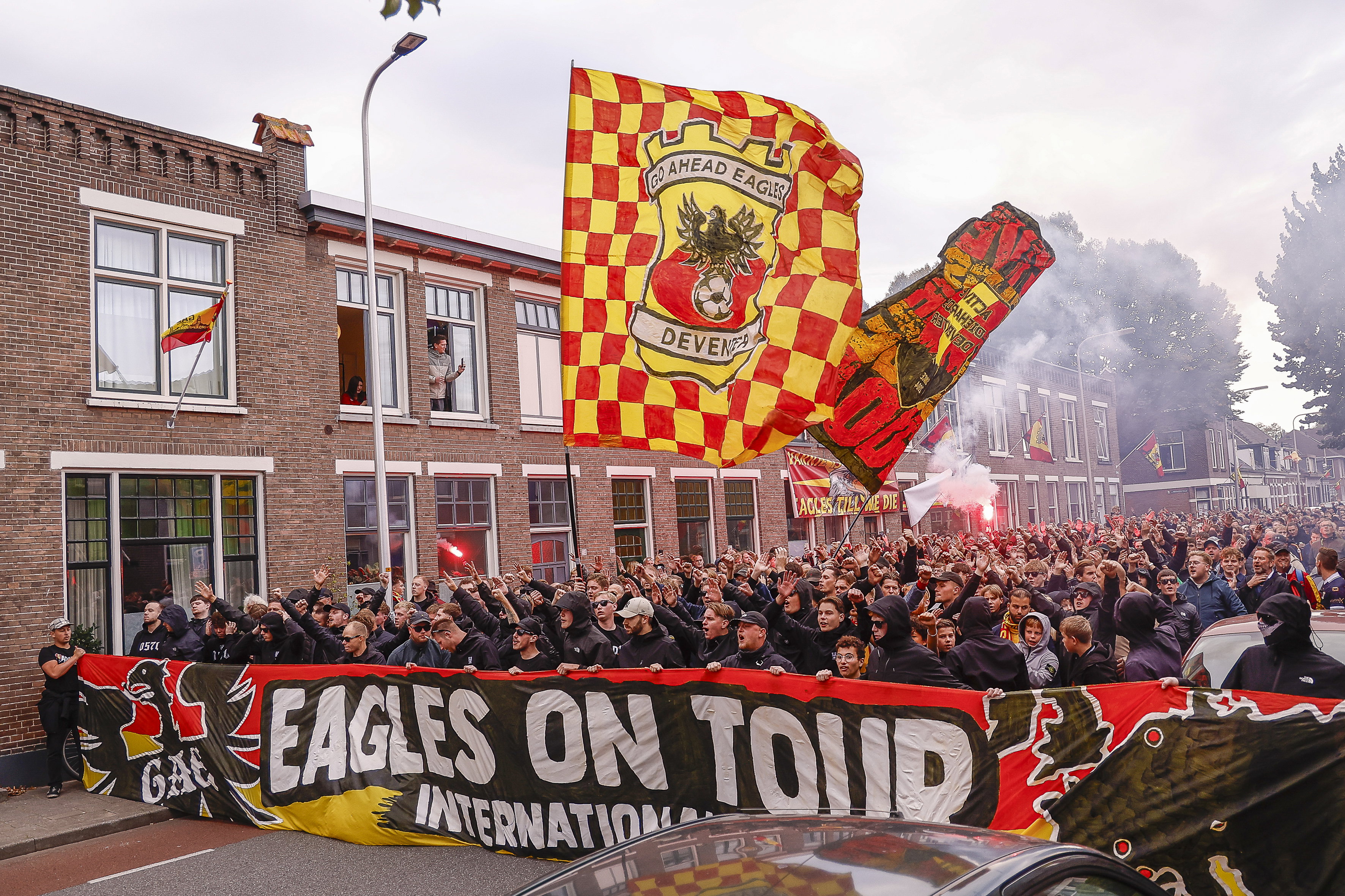 Go Ahead Eagles-fans lopen in Deventer gezamenlijk richting De Adelaarshorst