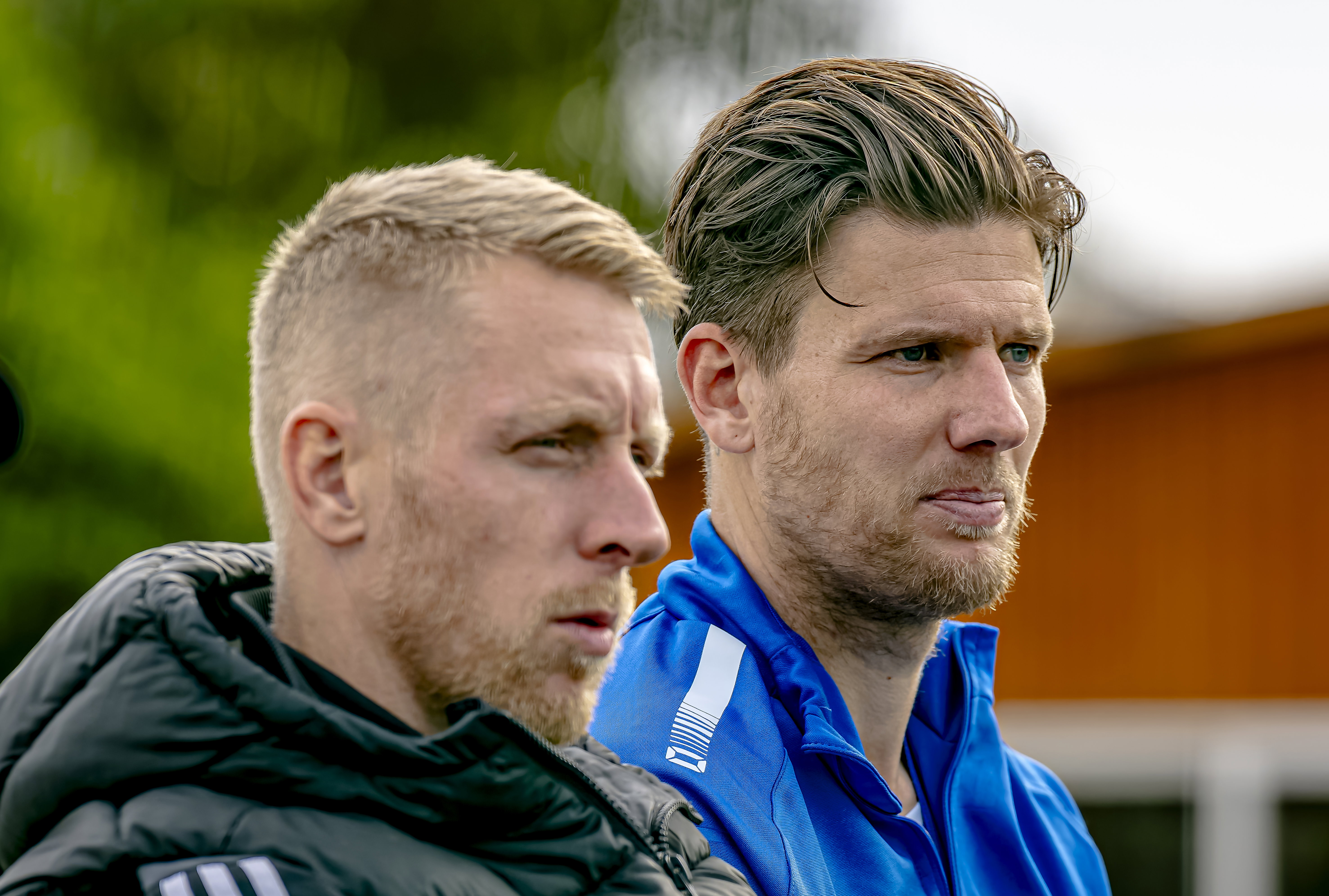 Michiel Kramer kijkt toe bij een vriendschappelijke wedstrijd van RKC Waalwijk