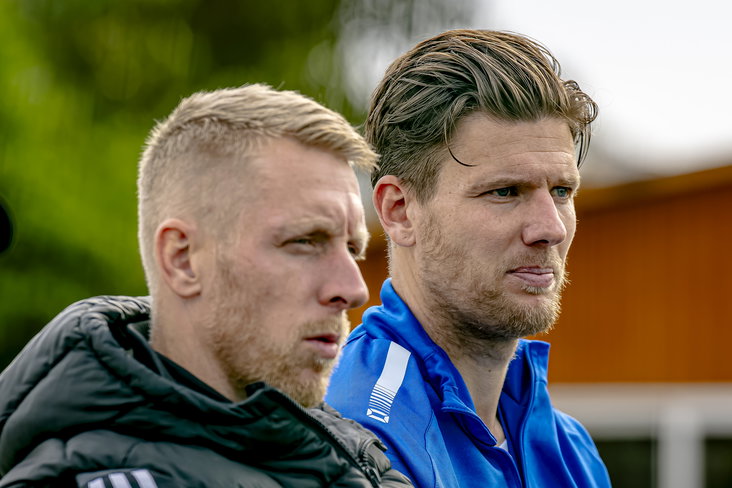 Michiel Kramer kijkt toe bij een vriendschappelijke wedstrijd van RKC Waalwijk
