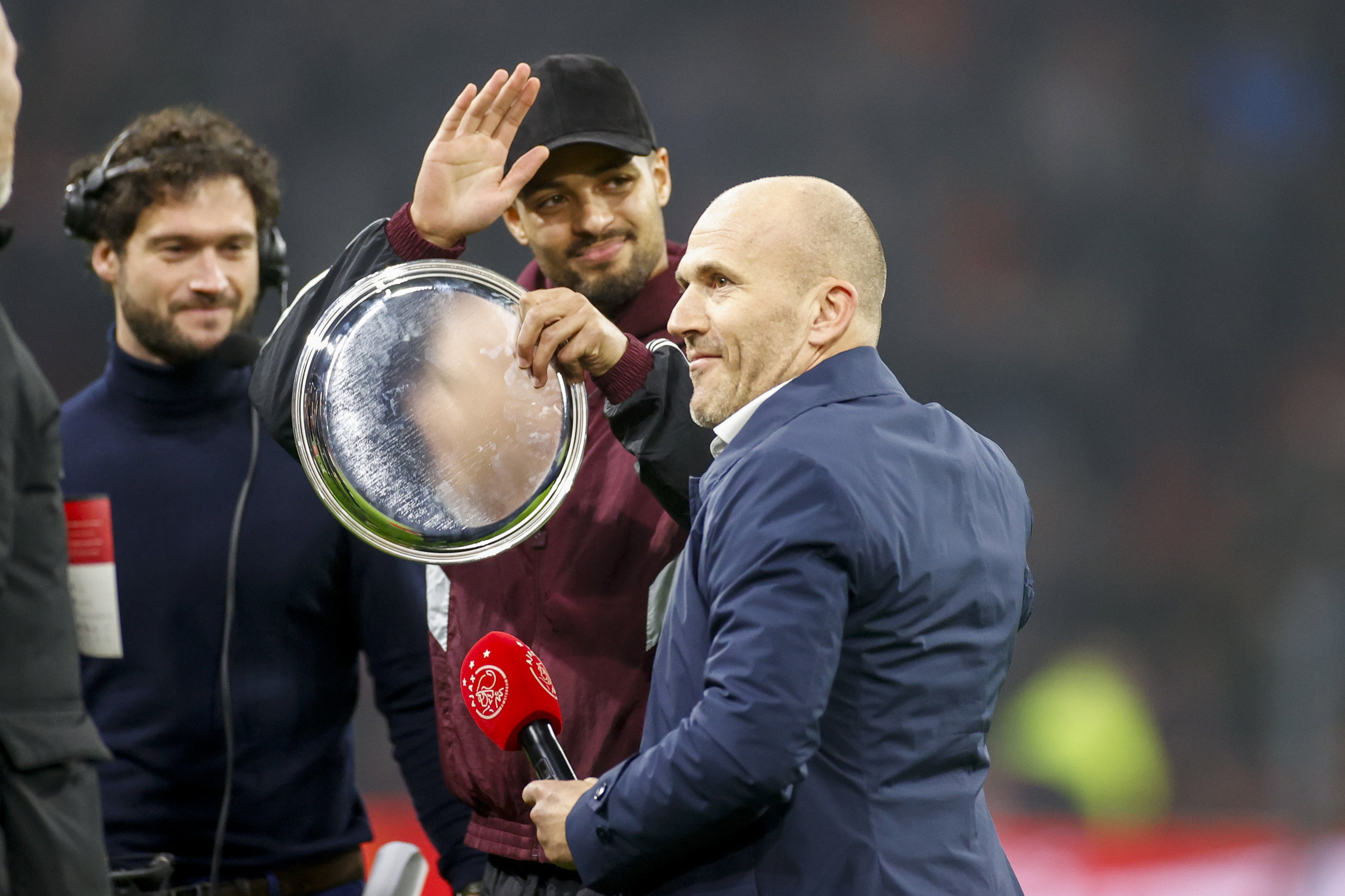 Devyne Rensch zwaait naar de Ajax-fans