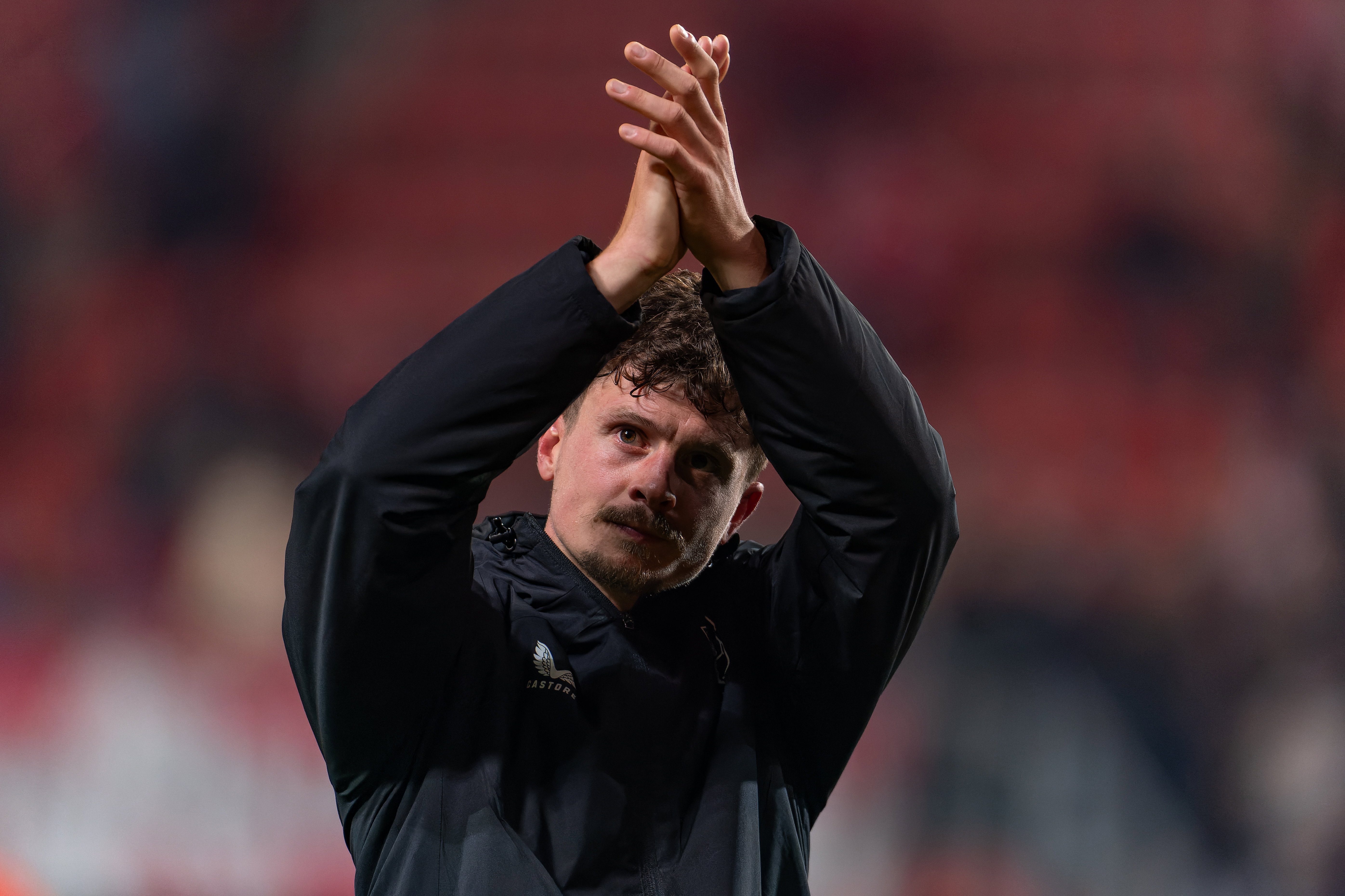 Bas Kuipers bedankt de FC Twente-fans in De Grolsch Veste