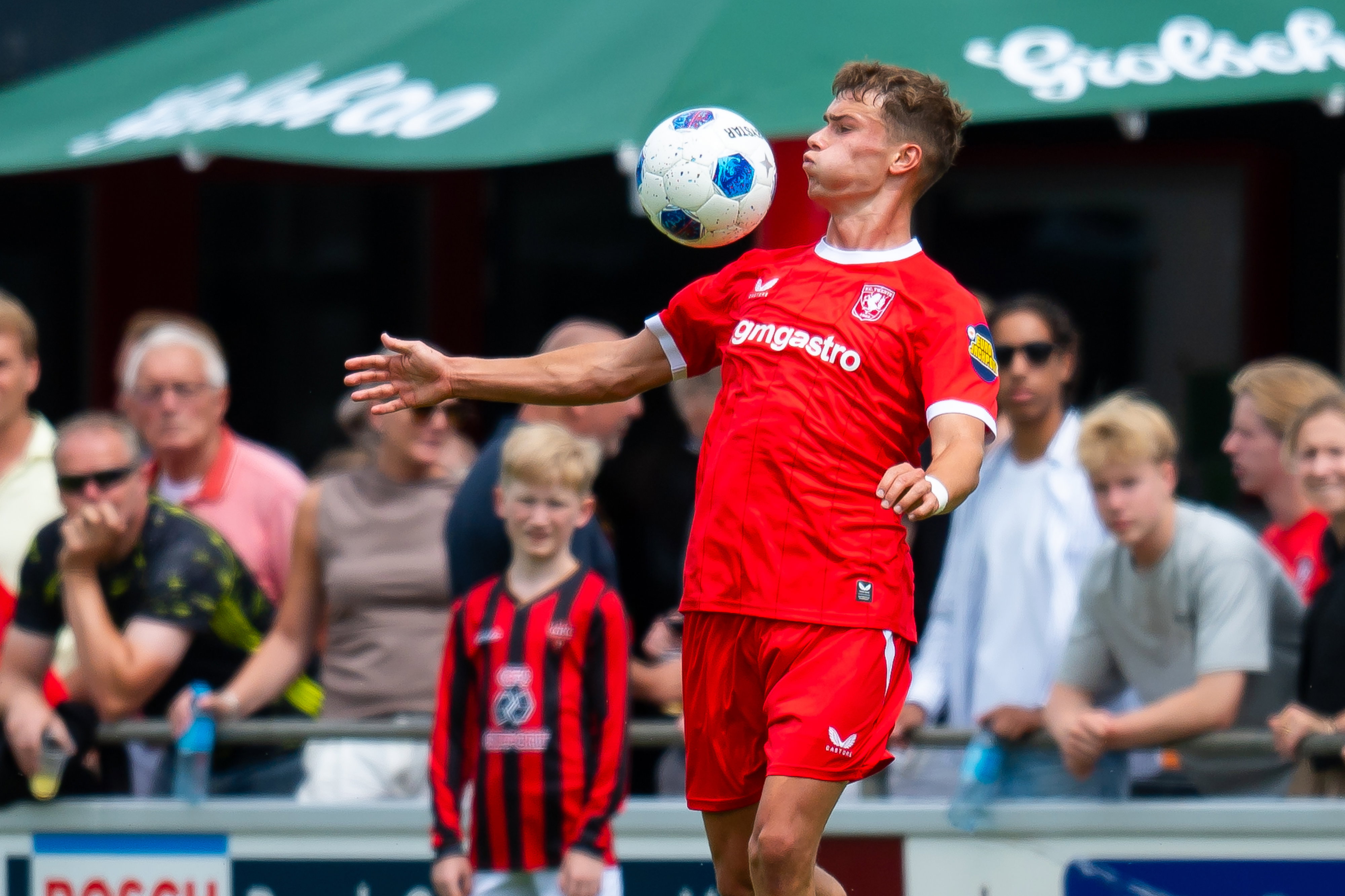 Krzysztof Kurowski controleert een bal op de borst