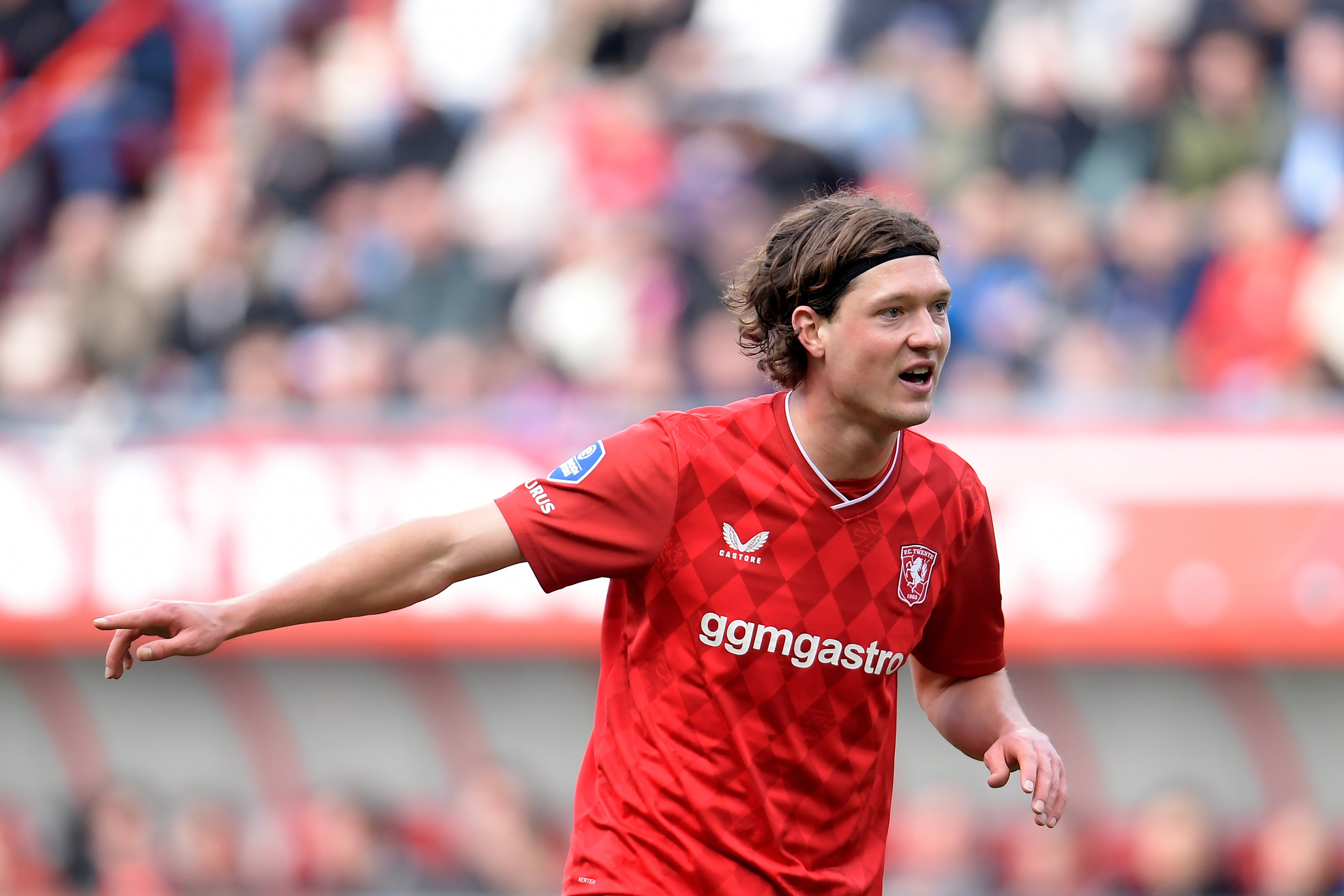 Sam Lammers geeft instructies aan zijn ploeggenoten