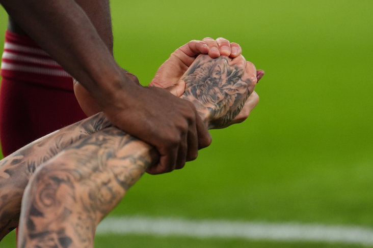De hand van Noa Lang na zijn ongelukkige blessure in Liverpool