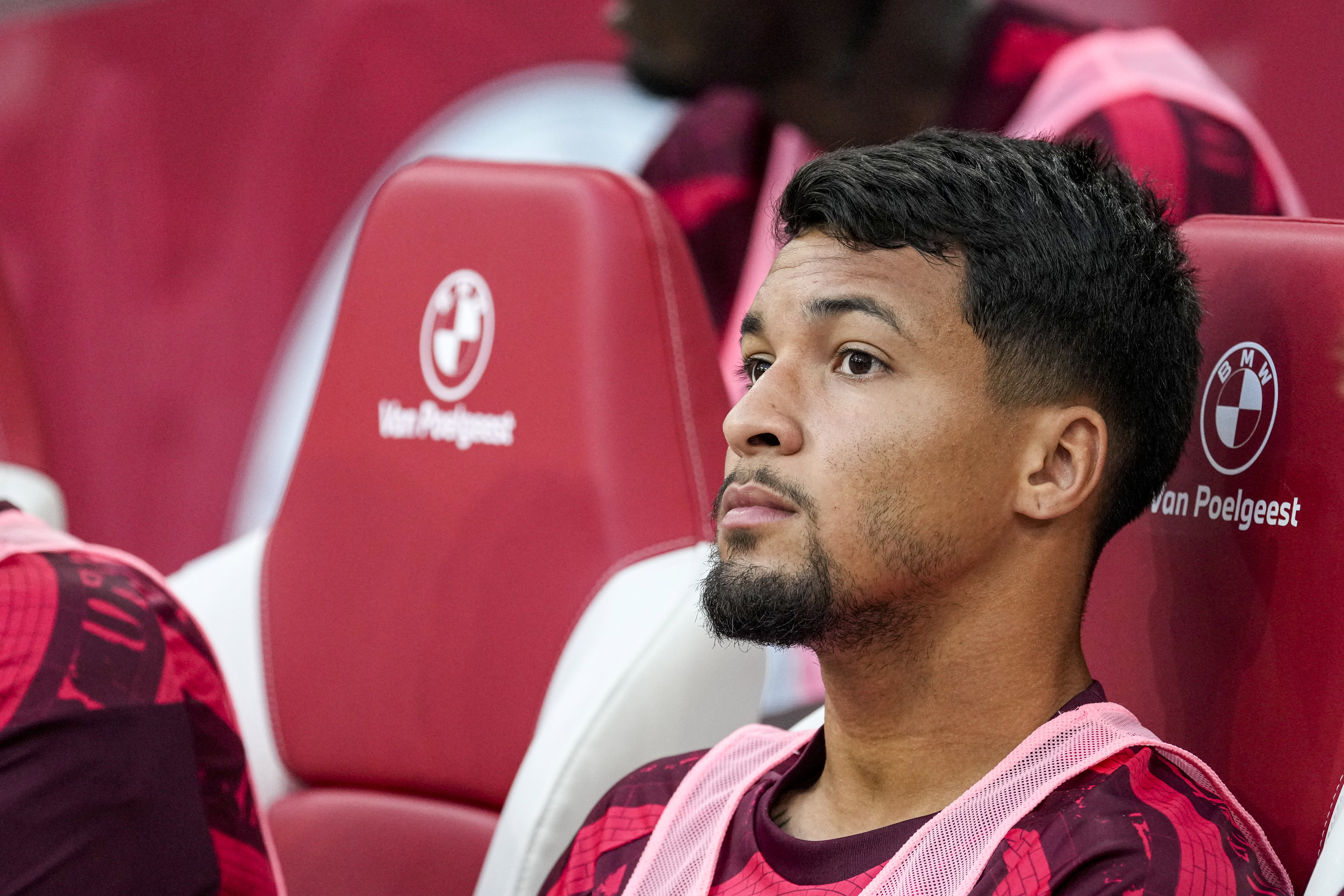 Marcos Leonardo kijkt toe vanaf de bank