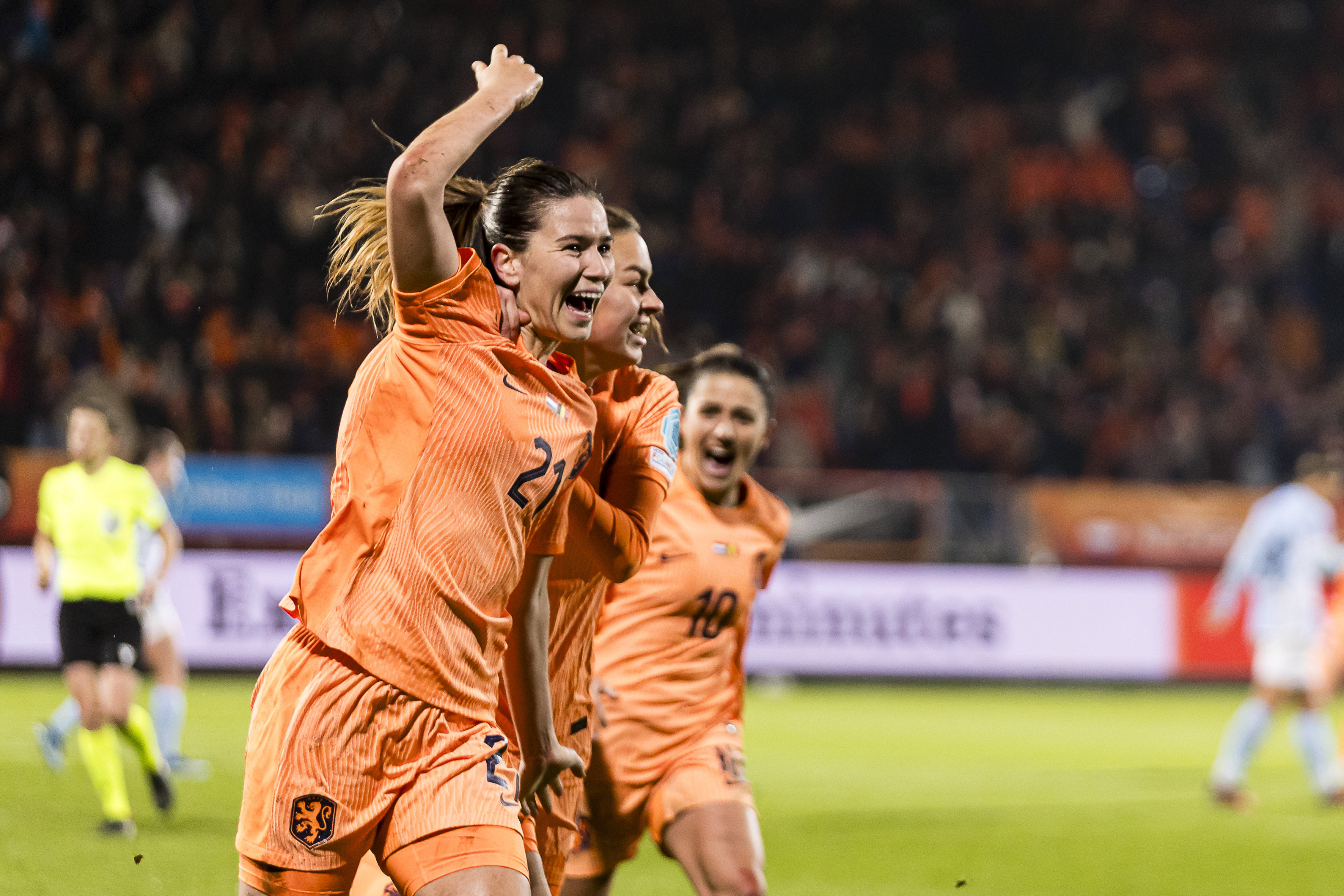 Damaris Egurrola en Romée Leuchter juichen in Tilburg