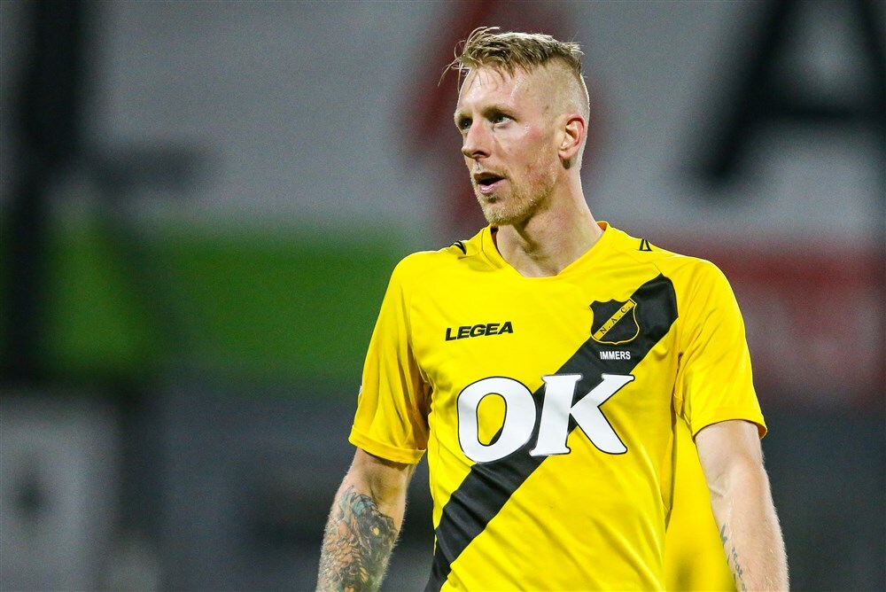 Lex immers in het shirt van NAC Breda