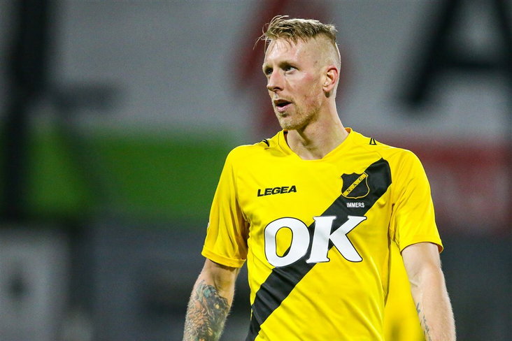 Lex immers in het shirt van NAC Breda
