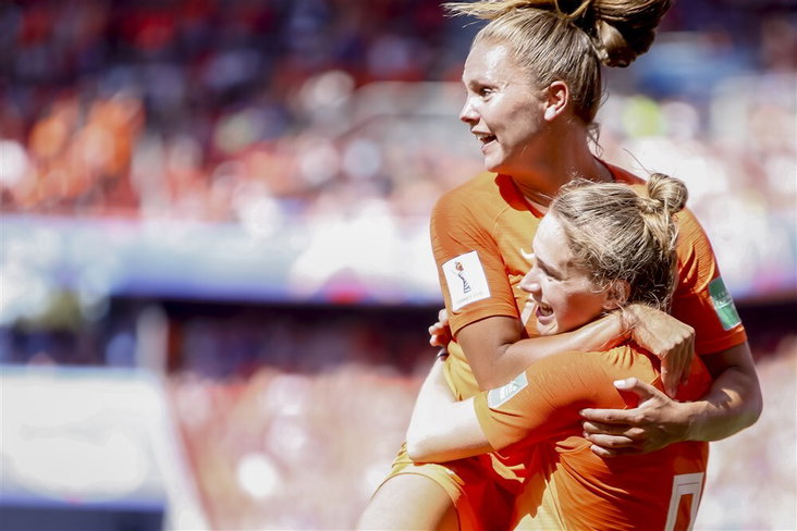 Lieke Martens en Vivianne Miedema