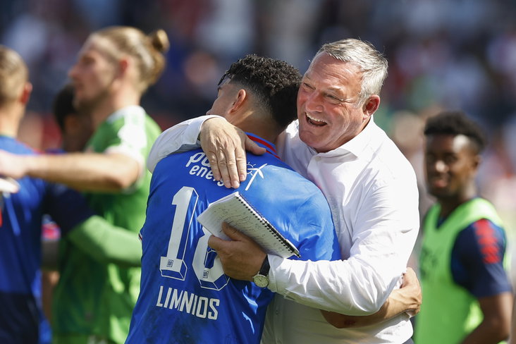 Ron Jans knuffelt Dimitris Limnios